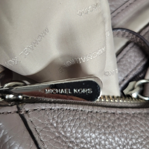 Michael Kors Matilda Leather Shoulder Bag. - Picture 12 of 16
